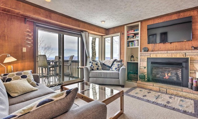 Beech Mountain House | 1 Mi to Slopes Beech Mtn Retreat with Balcony!