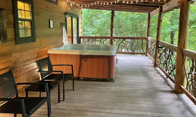 Saluda Cabin | 1 Peaceful Cabin with private Hot tub in Saluda NC