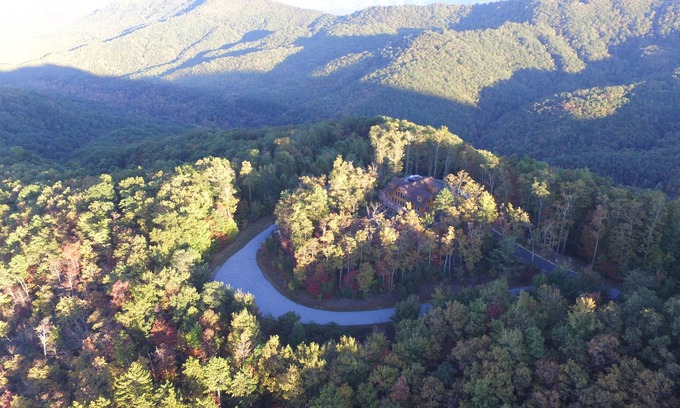 Black Mountain Cabin | #1 VIEWS BLACK-MT.- LUX LOG ESTATE./HOT TUB/GAME ROOM/PET FRIENDLY/GATED