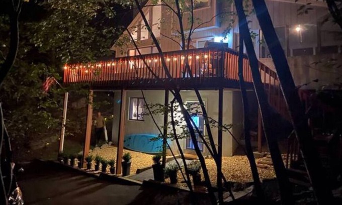 Bushkill Ski Chalet | 10 minutes from Shawnee Ski Resort or Hike Bushkill Falls, Poconos