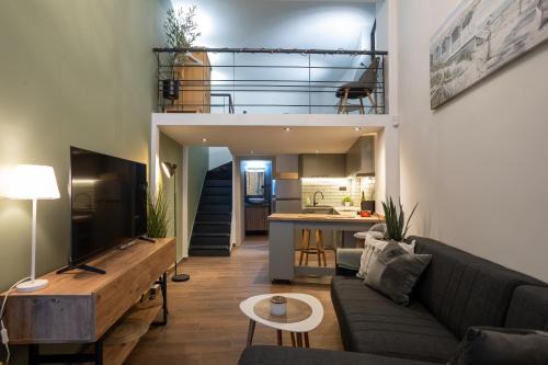 Thessaloniki Apartment | 100Mbps Smart TV AC Self Check-In Full Kitchen