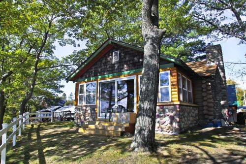 Carp Lake Cabin | 102 m² Cabin ∙ 2 bedrooms ∙ 10 guests