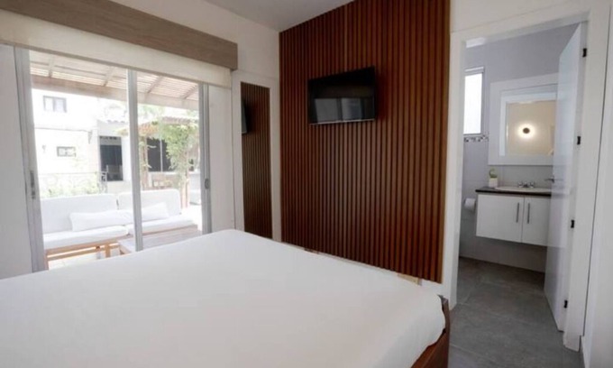 Urdesa Condo | 103 1BR/1BA PragaApts Parking US Consulate