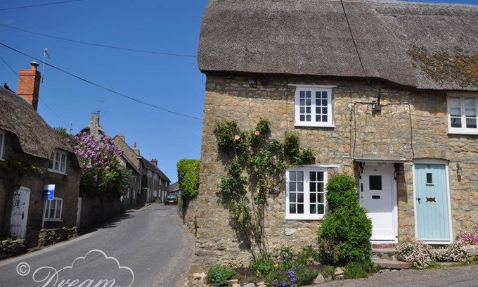Burton Bradstock Cottage | 105 m² Cottage ∙ 2 bedrooms ∙ 3 guests