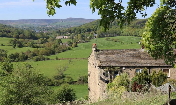 Honley Cottage | 105 m² Cottage ∙ 2 bedrooms ∙ 4 guests