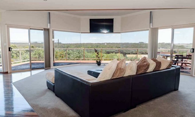 Port Campbell House | 12 Apostles Beach House; with ocean & valley views