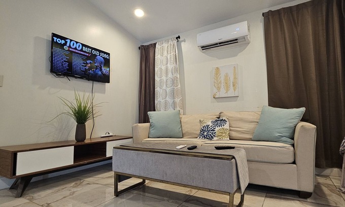 Catalina House | 12min/Universal, 5/min to Downtown. Hotel Room Style in a Cozy House in Florida