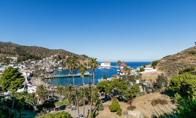 Avalon House | 130MT: 4BD Spectacular Views Ocean/Harbor, Golf Cart, Fireplace, Deck