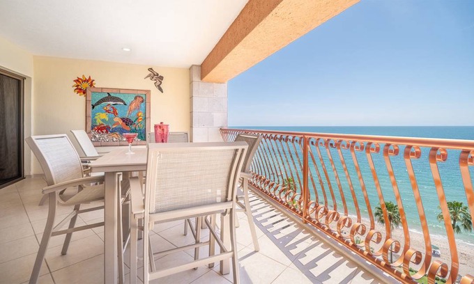 Sandy Beach Condo | 139 m² Condo ∙ 2 bedrooms ∙ 6 guests