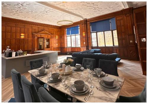 Liverpool City Centre Apartment | 16 Queen Avenue Collection by Happy Days