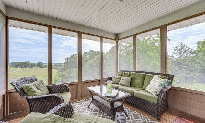 Omaha House | 18 Mi to Table Rock Lake: Pet-Friendly Ozark Home!