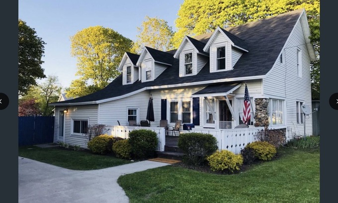 Charlevoix House | 1882 Historical Farmhouse/5 BR/Private Driveway/Boat Rental Available