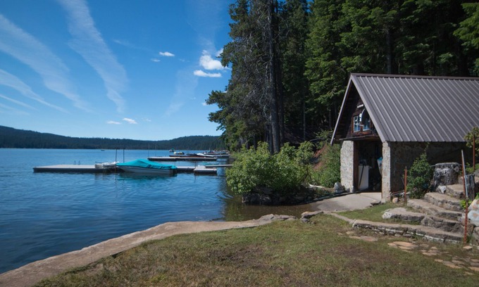 Klamath Lake House | 1930's Historic cabin on Lake of the Woods waterfront. Memories are made here.