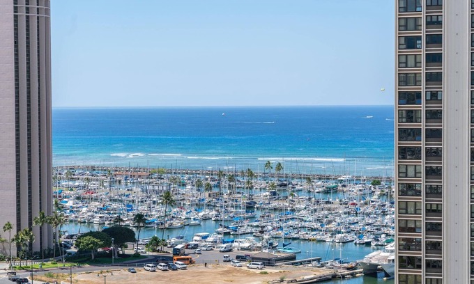 Ala Moana Condo | 19th Floor! Ocean View! Hotel Type Ala Moana Condomium! (AH917)