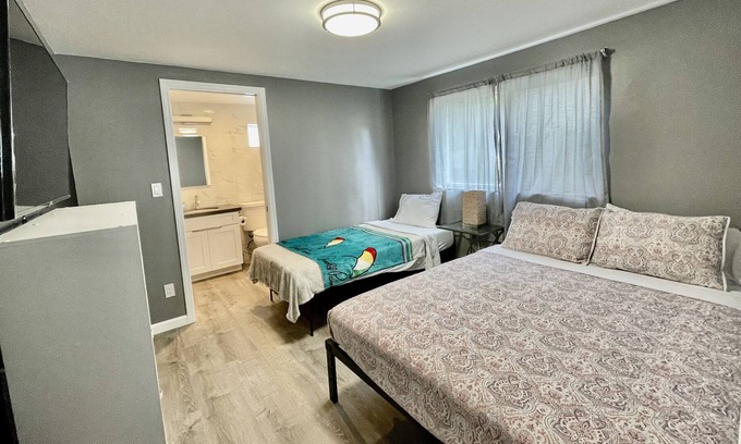 Tantalus House | 1A Newly Renovated One bedroom/Parking/Wi-Fi/kitchen