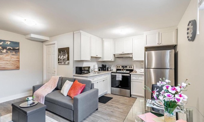 Central Hamilton Apartment | 1BR - Boutique Apt w Netflix - Prime Location