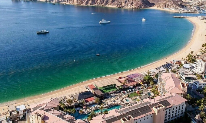 Los Cabos Apartment | 1BR-Plus w/2 baths + 6 free golf rounds & free r/t airport xfers - on Medano Bch