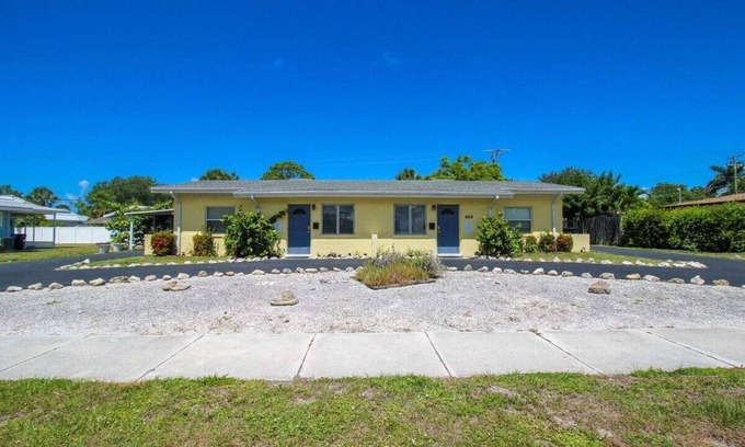 Golden Beach Condo | 1BR Venice home with private beach access - Golden Beach Haven