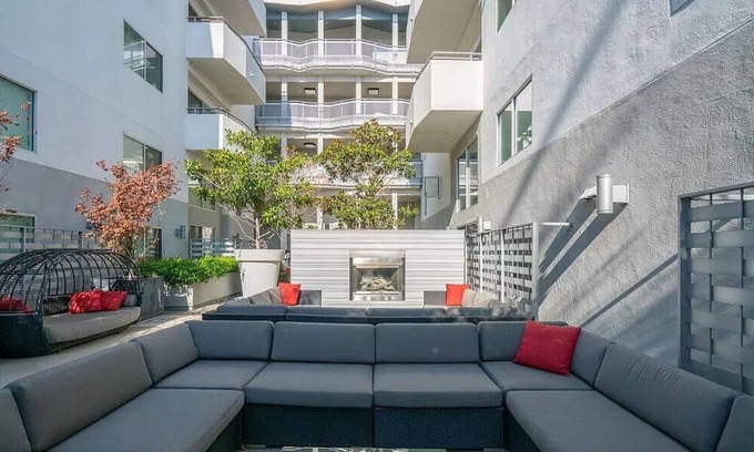 West Los Angeles Condo | 2 BD Condo - Great Food - Close to UCLA + Samo