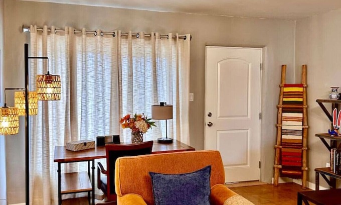 Las Cruces Apartment | 2 bd w/lrg fenced yard 3 mins from farmers market
