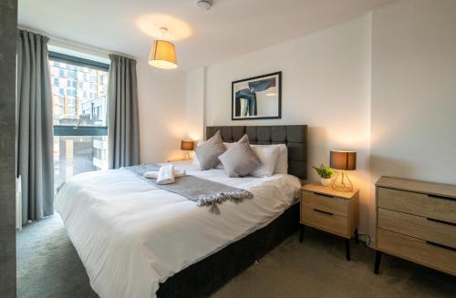 Old Trafford Apartment | 2-Bed Flat in Sports Hub - Walk to MUFC & Cricket