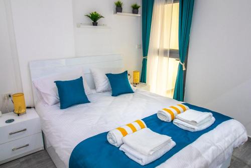 Al Ahyaa Apartment | 2 Bed Resort Apt-Sleeps 4-Balcony-Hotel Services