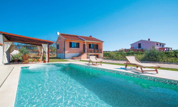 Cabrunici House | 2 bedroom accommodation in Cukrici