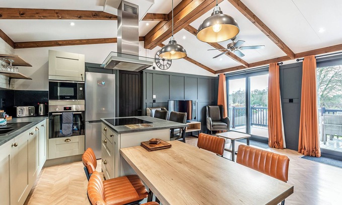 Saintbury Ski Chalet | 2 bedroom accommodation in Snitterfield, Stratford Upon Avon