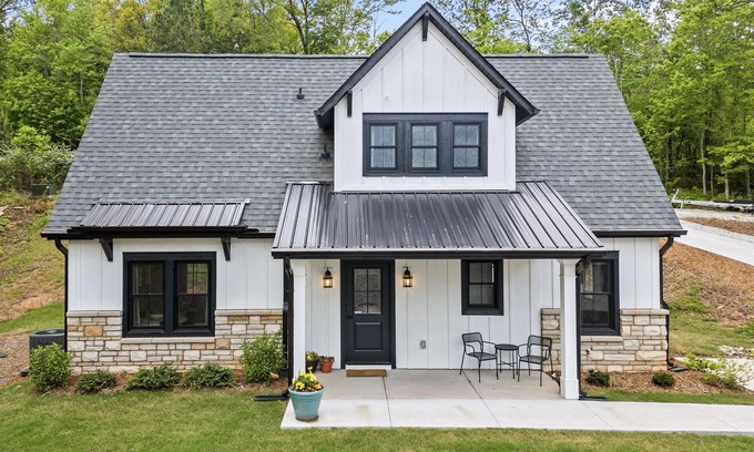 West Union House | 2 Bedroom Cottage on Lake Keowee- Lake/Dock Access- 15 Min to Seneca