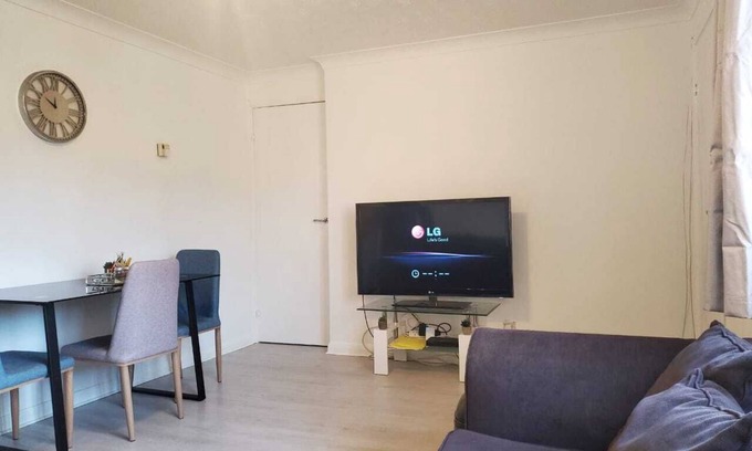 Yiewsley Condo | 2 bedroom flat close to Heathrow, Train station & Local Amenities
