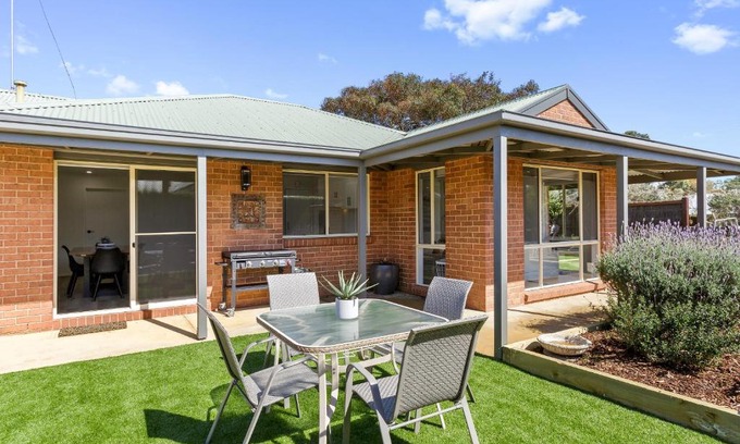 Ocean Grove Apartment | 2 Bedroom Unit - Close To The Beach - Free Parking - Free WIFI