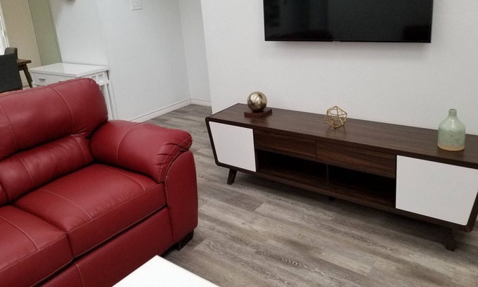 Vickery Meadow Apartment | 2 Bedrooms apt , Pool , SMU & North Park Mall with washer and dryer