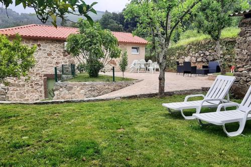 Cossourado House | 2 bedrooms house with enclosed garden and wifi at Barrio