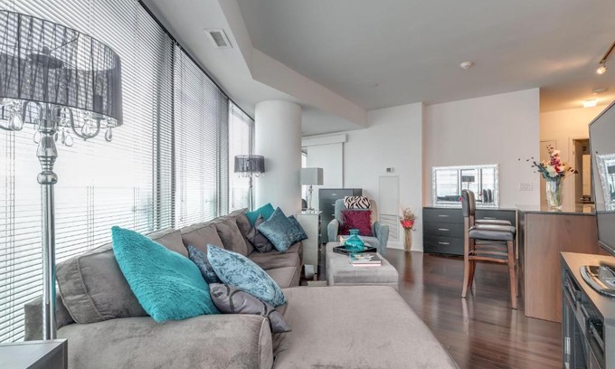 Toronto Entertainment District Hotel | 2 BR - CN Tower, Views