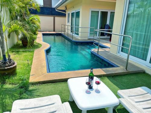 Pratumnak Hill House | 2 BR villa with private swimming pool and jacuzzi 350m from beach