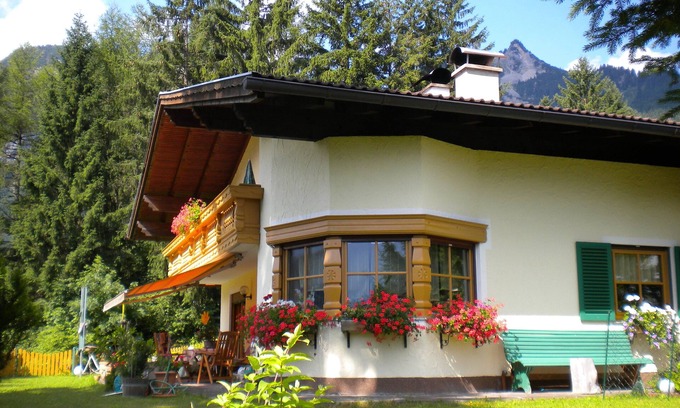 Hoefen Apartment | 2 comfort apartments TIROL, quiet UNCONVERTED forest location, LIVING ROOM, no pets
