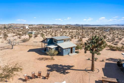Joshua Tree House | 2 Homes, Hot Tub, Firepit, BBQ, Games by MariamsBnb