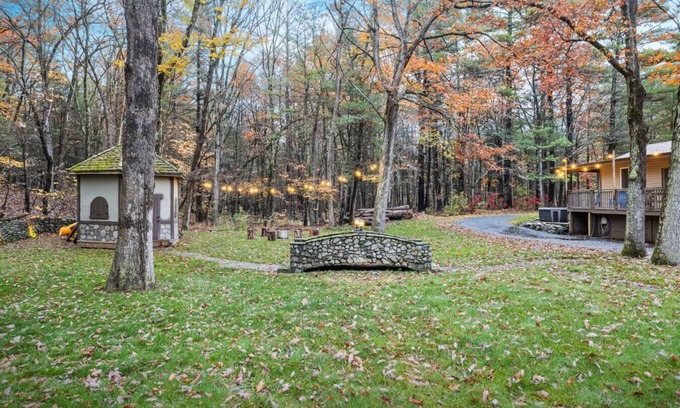 Hawley Cabin | 2 Houses, 22+Guests, 2 Hot Tubs, Renovated, Groups & Events Welcome, Firepit