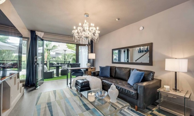 Old East Dallas Condo | 2-level condo w/ king bed, pool view, and private patio.