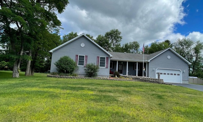 Saratoga Springs House | 2 M to Track, 1 Mile to National Prime/Golf, 4 bedroom, 2.5 bath - sleeps 8-10