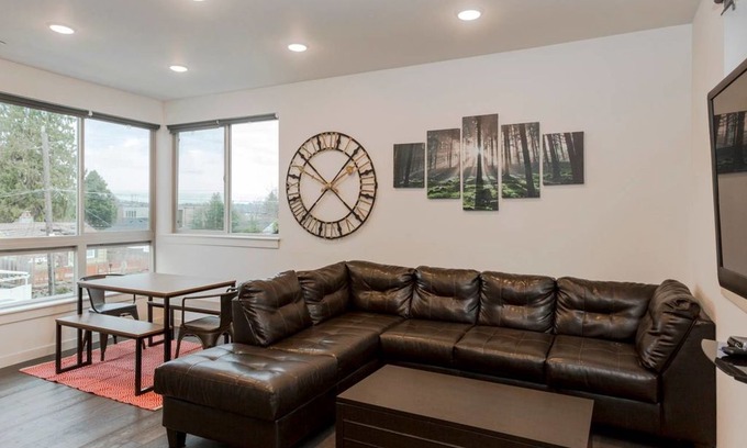 Lawton Park House | 2 Masters BR Ultra Modern Seattle Condo! Sleeps 8!