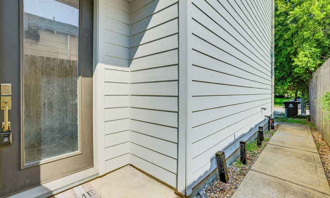 Northside Cottage | 2 Mi to Dtwn: Modern Houston Home w/Private Patio