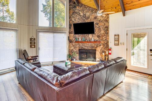Lake Arrowhead House | 2 Mi to SkyPark at Santas Village Family Cabin