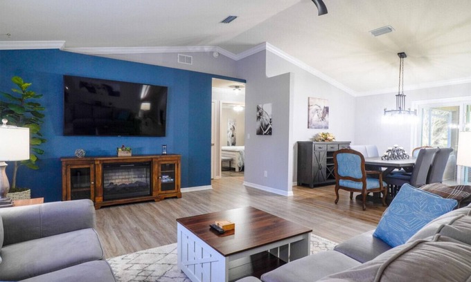 Ocala House | 2 Miles from WEC with 2 Paddocks + King Bed!