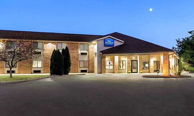Monroe Hotel | 2-Star Hotel ∙ Baymont by Wyndham Monroe