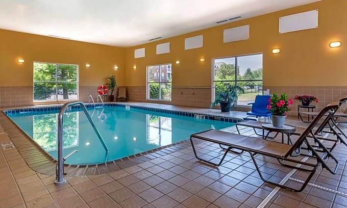 Urbana Hotel | 2-Star Hotel ∙ Comfort Suites Urbana Champaign, University Area