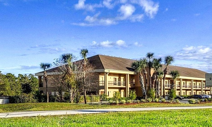 North Weeki Wachee Hotel | 2-Star Hotel ∙ Quality Inn - Weeki Wachee