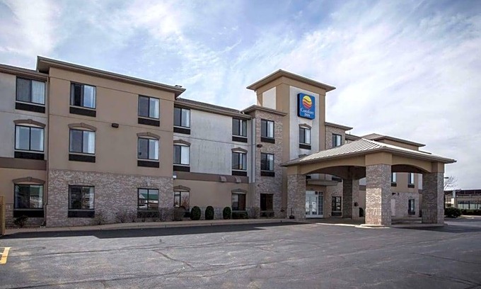 Village of Lakewood Hotel | 2-Star Hotel ∙ Comfort Inn Crystal Lake - Algonquin