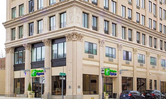 Metro Center Hotel | 2-Star Hotel ∙ Holiday Inn Express - Springfield Downtown, an IHG Hotel