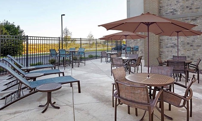 Franklin Hotel | 2-Star Hotel ∙ Hampton Inn & Suites Milwaukee/Franklin